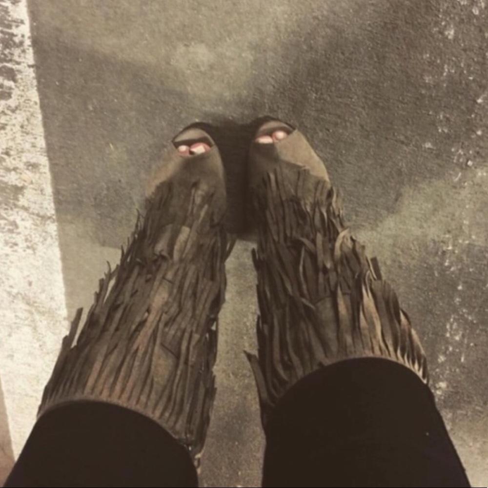 Fringe heels 👢 in taupe